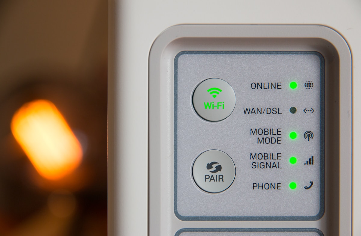 Nærbilde av statuslampene på en hjemmeruter: Online, WAN/DSL, Mobile Mode, Mobile Signal og Phone.